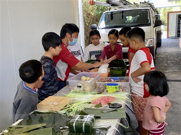 Overseas Vietnamese in Australia make Chung cake to support poor children in Vietnam